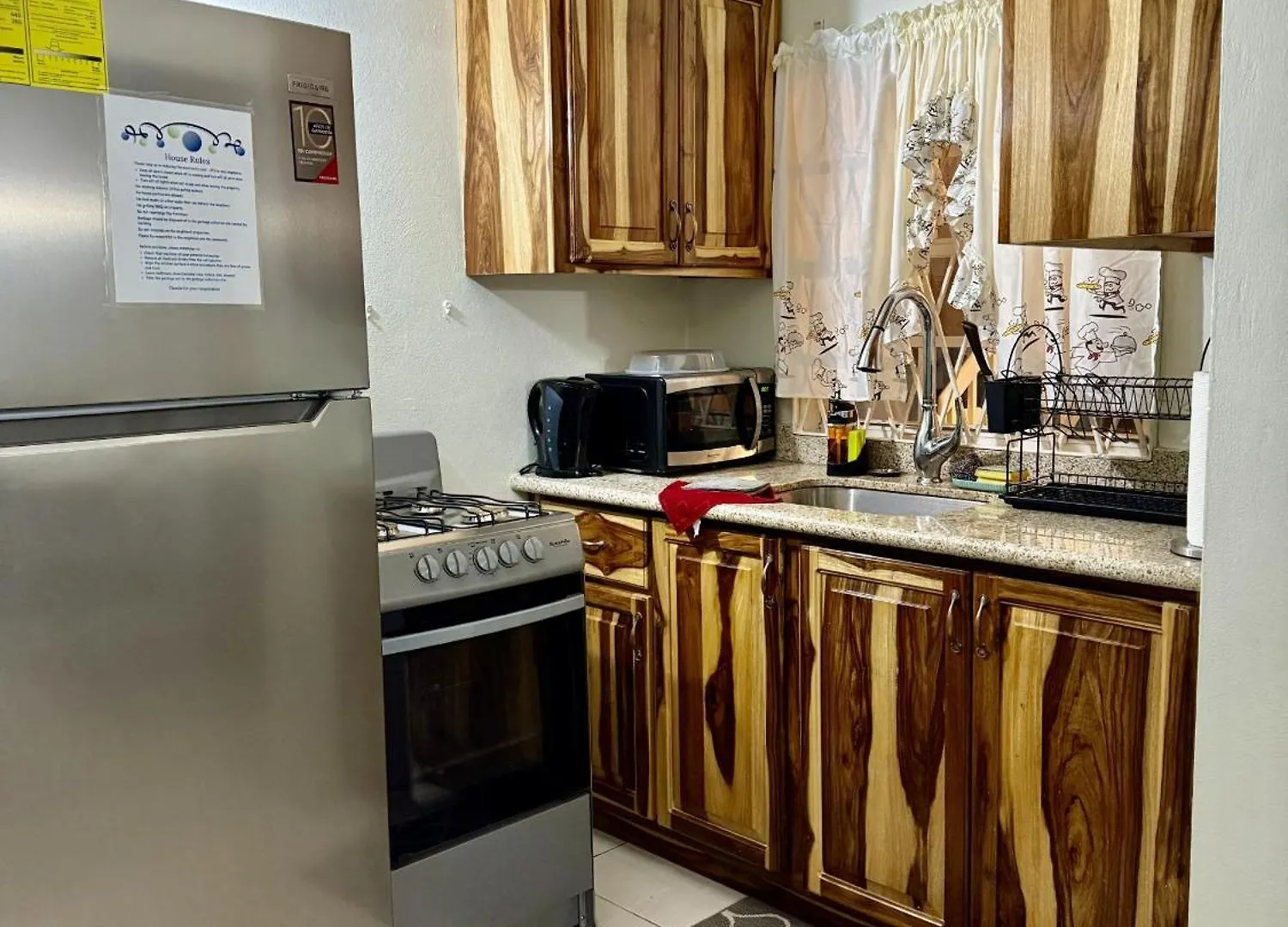 Blue Laventura Condo Near Hwt Kingston